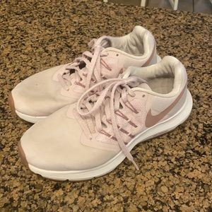 Nike Run Swift sneakers